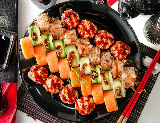 Заказать доставку сета суши и роллов по доступной цене в Днепре. На выбор сеты: 40 шт, 96 шт, 24 шт, 32 шт и другие. Просмотрите меню Рыба Рис, оформите заказ на сайте с доставкой или самовывозом.