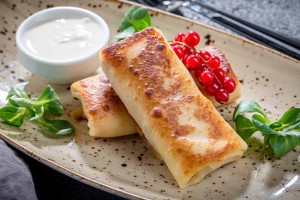Готовим и доставляем сытные и вкусные завтраки в Днепр: омлет, сырники, блинчики, скрембл, фритата, яичница, завтрак гурме. Доступные цены на завтраки.